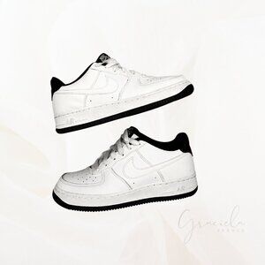 Nike Air Forces Unisex 1 ESS Low (GS) White Black Sneakers USED Size 5Y/ 6.5W